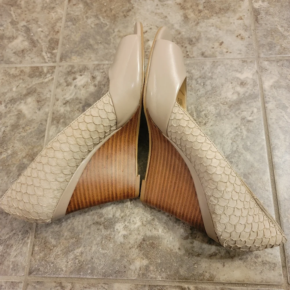 Calvin Klein Qammie Peep Toe Wedge‎ Light Taupe